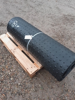 Brugt rullemåtte med dupper, 16mm. 8,10 x 1,30 m. 2.sortering